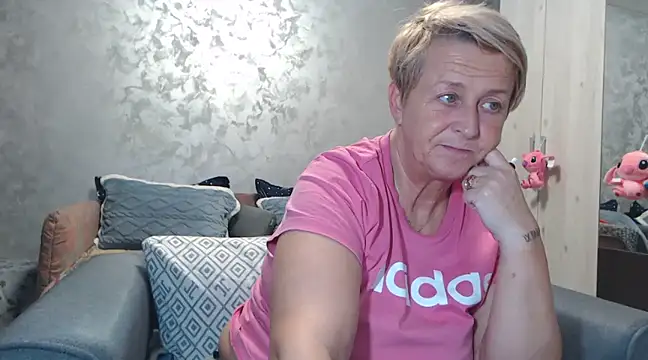 Snapshot of RosesandLillies chatting on 03-18-25, 06:17 RosesandLillies online show from 03-18-25, 06:17