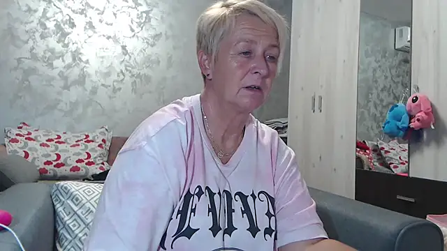 Snapshot of RosesandLillies chatting on 09-23-25, 05:09 RosesandLillies online show from 09-23-25, 05:09