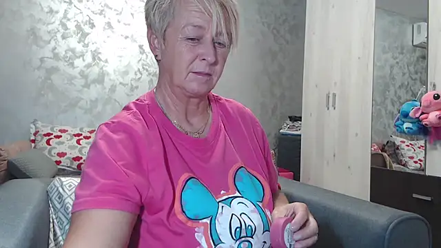 Snapshot of RosesandLillies chatting on 09-28-25, 04:47 RosesandLillies online show from 09-28-25, 04:47
