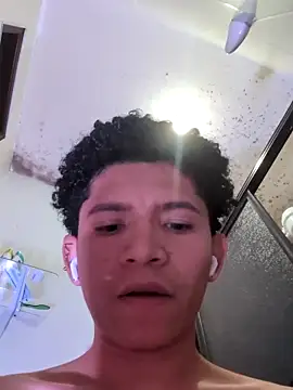 Snapshot of Magno_03 chatting on 10-29-25, 10:20 Magno 03 online show from 10-29-25, 10:20