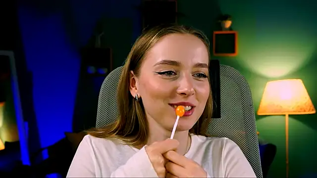 Snapshot of JenniferGraces chatting on 03-22-25, 10:48 JenniferGraces online show from 03-22-25, 10:48