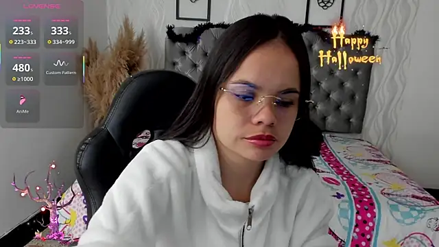 Snapshot of Kath_latorre chatting on 10-17-25, 01:13 Kath latorre online show from 10-17-25, 01:13