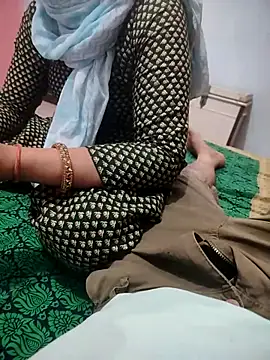 Snapshot of indian_couple4 chatting on 05-06-26, 04:33 indian couple4 online show from 05-06-26, 04:33