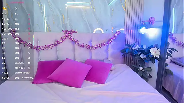 Snapshot of SalomeeHills chatting on 02-21-26, 06:32 SalomeeHills online show from 02-21-26, 06:32