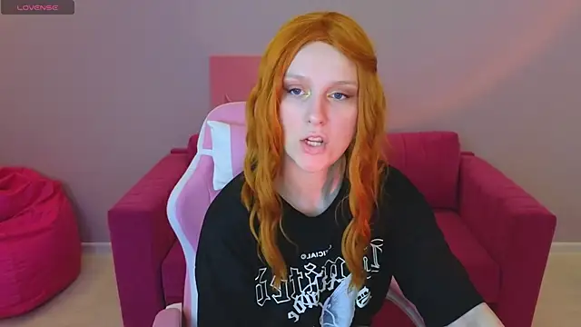 Snapshot of KristinMoore chatting on 03-22-25, 01:43 KristinMoore online show from 03-22-25, 01:43