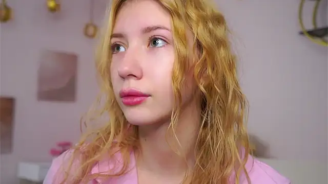 Snapshot of SunnivaCovil chatting on 02-15-26, 02:38 SunnivaCovil online show from 02-15-26, 02:38