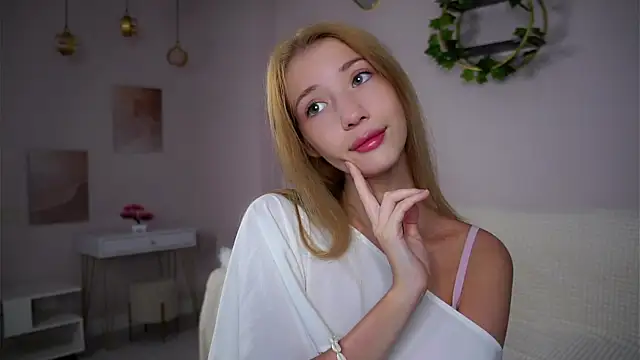 SunnivaCovil online show from 10-20-25, 01:33