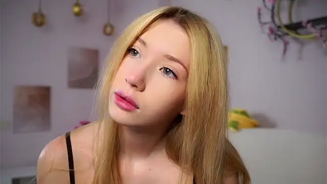 Snapshot of SunnivaCovil chatting on 02-21-26, 03:03 SunnivaCovil online show from 02-21-26, 03:03