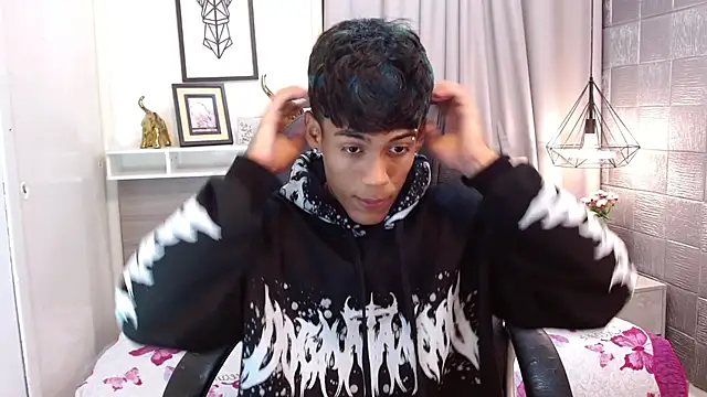 Snapshot of RyanKing19 chatting on 10-21-25, 04:12 RyanKing19 online show from 10-21-25, 04:12