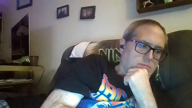 Snapshot of Smallone327 chatting on 09-21-25, 03:55 Smallone327 online show from 09-21-25, 03:55