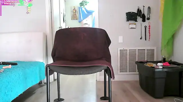 Snapshot of Queenanitadix chatting on 06-28-26, 04:57 Queenanitadix online show from 06-28-26, 04:57