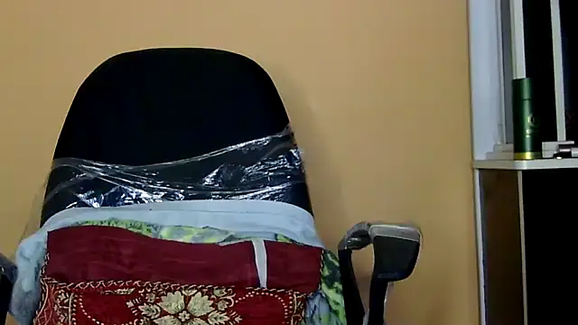 Snapshot of IND9876 chatting on 10-18-25, 02:24 IND9876 online show from 10-18-25, 02:24