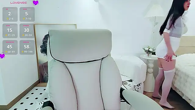 Snapshot of Dazzlebean chatting on 12-15-25, 03:18 Dazzlebean online show from 12-15-25, 03:18