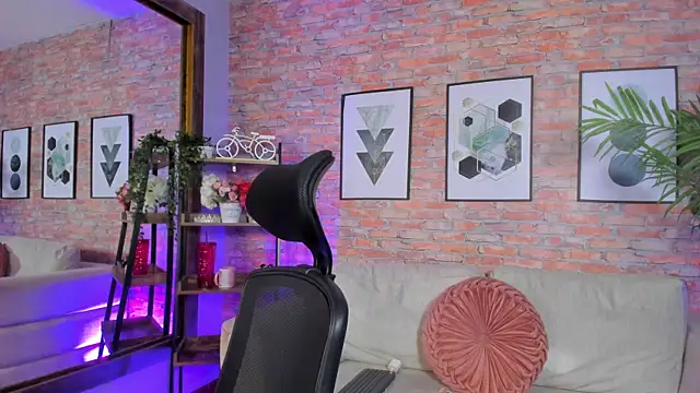 Lucia Brown  online show from 10-08-25, 04:29