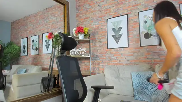 Lucia Brown  online show from 10-18-25, 08:00