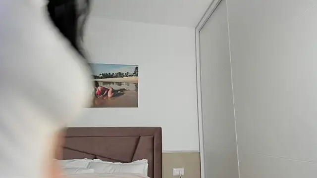 Mia Splash online show from 10-27-25, 10:38