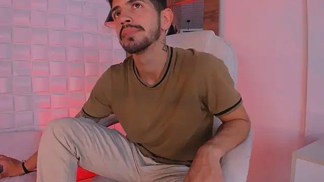 Snapshot of AlejandroStormm chatting on 10-19-25, 03:42 AlejandroStormm online show from 10-19-25, 03:42