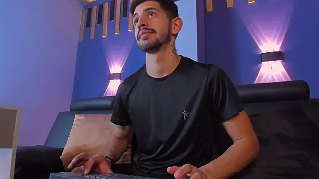 Snapshot of AlejandroStormm chatting on 10-14-25, 08:53 AlejandroStormm online show from 10-14-25, 08:53