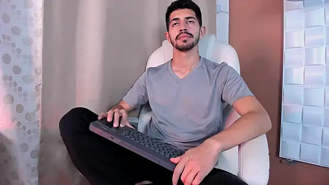 Snapshot of AlejandroStormm chatting on 10-15-25, 09:12 AlejandroStormm online show from 10-15-25, 09:12