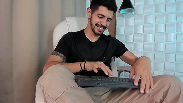 Snapshot of AlejandroStormm chatting on 10-17-25, 08:32 AlejandroStormm online show from 10-17-25, 08:32