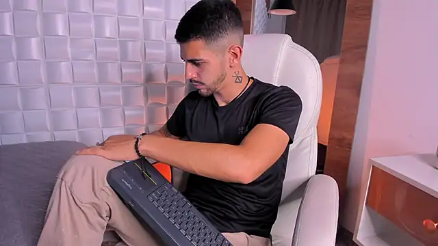 Snapshot of AlejandroStormm chatting on 11-23-25, 03:16 AlejandroStormm online show from 11-23-25, 03:16