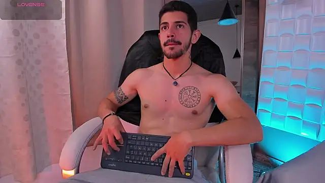 Snapshot of AlejandroStormm chatting on 12-20-25, 08:55 AlejandroStormm online show from 12-20-25, 08:55