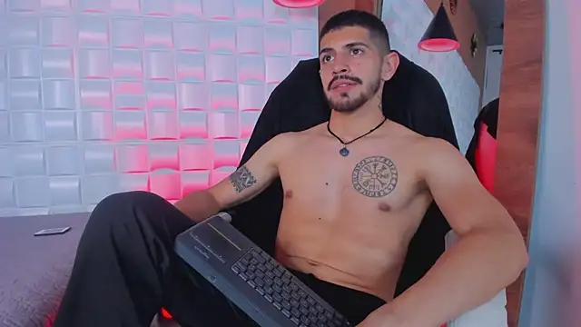 Snapshot of AlejandroStormm chatting on 10-28-25, 09:25 AlejandroStormm online show from 10-28-25, 09:25