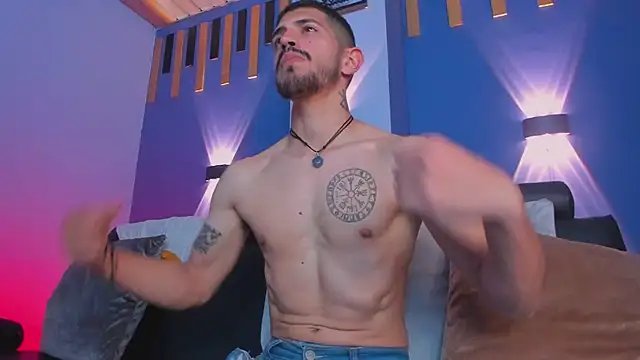 Snapshot of AlejandroStormm chatting on 10-31-25, 07:32 AlejandroStormm online show from 10-31-25, 07:32