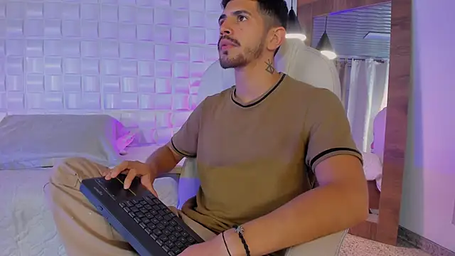 Snapshot of AlejandroStormm chatting on 10-09-25, 07:58 AlejandroStormm online show from 10-09-25, 07:58