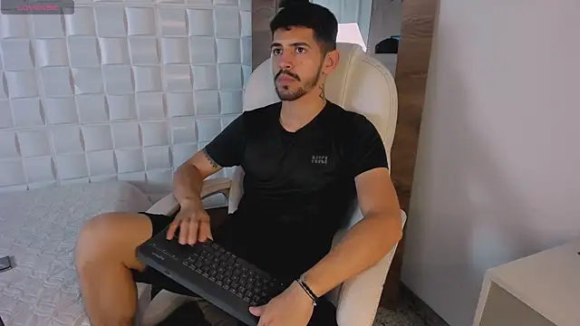 Snapshot of AlejandroStormm chatting on 10-13-25, 09:16 AlejandroStormm online show from 10-13-25, 09:16