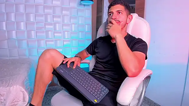 Snapshot of AlejandroStormm chatting on 12-05-25, 08:17 AlejandroStormm online show from 12-05-25, 08:17