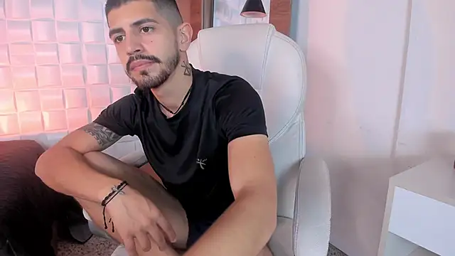 Snapshot of AlejandroStormm chatting on 10-26-25, 02:45 AlejandroStormm online show from 10-26-25, 02:45