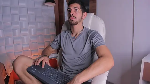 Snapshot of AlejandroStormm chatting on 11-19-25, 08:20 AlejandroStormm online show from 11-19-25, 08:20