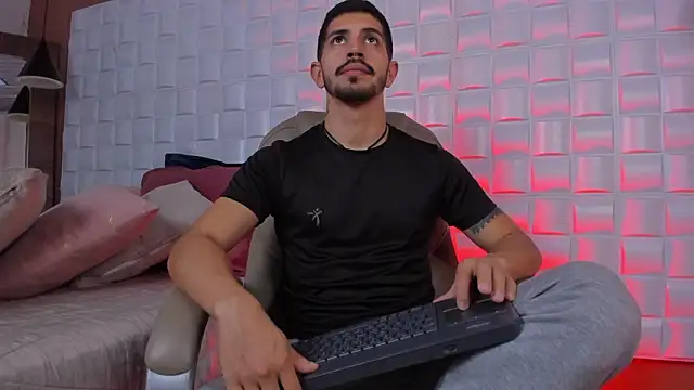 Snapshot of AlejandroStormm chatting on 02-24-26, 08:31 AlejandroStormm online show from 02-24-26, 08:31