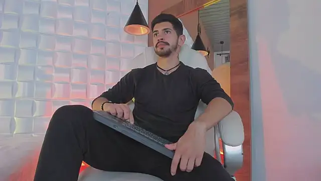 Snapshot of AlejandroStormm chatting on 10-20-25, 09:04 AlejandroStormm online show from 10-20-25, 09:04