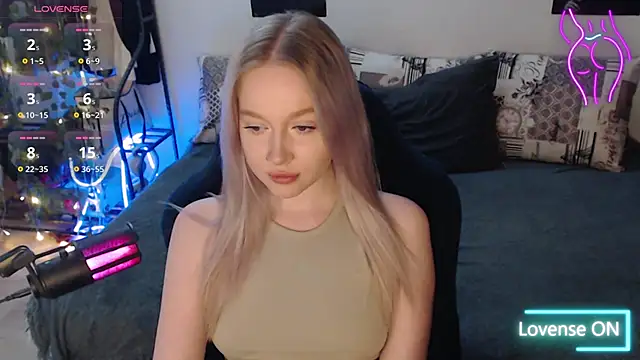 Snapshot of lissallor_ chatting on 10-26-25, 12:44 lissallor  online show from 10-26-25, 12:44