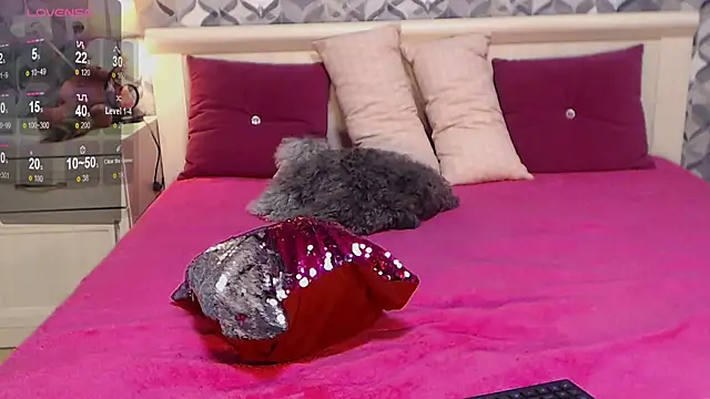 Nico1e Smith online show from 10-16-25, 03:15