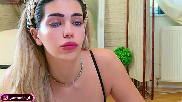 Snapshot of Bella_Posh chatting on 06-19-26, 07:25 Bella Posh online show from 06-19-26, 07:25
