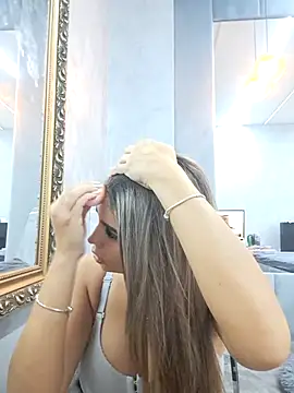 Snapshot of Bella_Posh chatting on 10-15-25, 06:00 Bella Posh online show from 10-15-25, 06:00