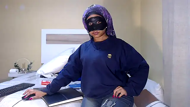 Snapshot of Bee_Bella1 chatting on 06-29-26, 04:50 Bee Bella1 online show from 06-29-26, 04:50