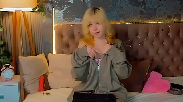 Snapshot of EmilyAngells chatting on 02-26-26, 07:30 EmilyAngells online show from 02-26-26, 07:30