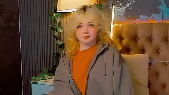 Snapshot of EmilyAngells chatting on 02-19-26, 06:32 EmilyAngells online show from 02-19-26, 06:32