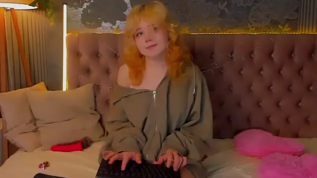 Snapshot of EmilyAngells chatting on 02-11-26, 08:58 EmilyAngells online show from 02-11-26, 08:58