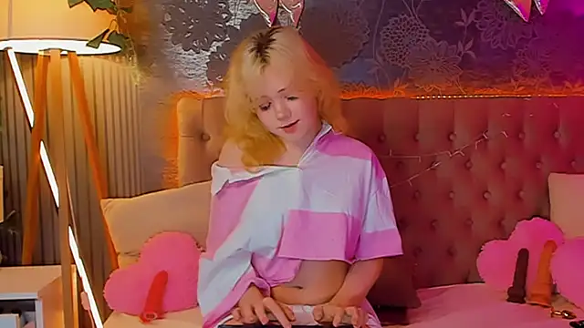 Snapshot of EmilyAngells chatting on 04-20-26, 06:16 EmilyAngells online show from 04-20-26, 06:16