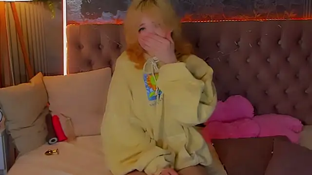 Snapshot of EmilyAngells chatting on 02-13-26, 06:57 EmilyAngells online show from 02-13-26, 06:57