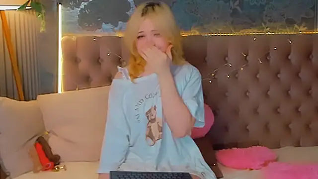 Snapshot of EmilyAngells chatting on 02-23-26, 06:47 EmilyAngells online show from 02-23-26, 06:47