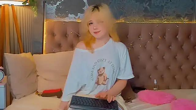 Snapshot of EmilyAngells chatting on 02-25-26, 06:57 EmilyAngells online show from 02-25-26, 06:57