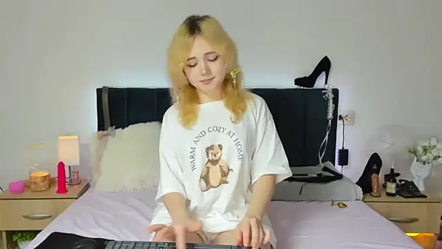 EmilyAngells online show from 11-12-25, 07:56