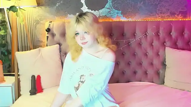 Snapshot of EmilyAngells chatting on 05-25-26, 06:01 EmilyAngells online show from 05-25-26, 06:01