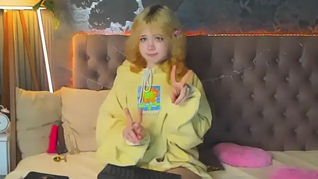 Snapshot of EmilyAngells chatting on 02-16-26, 07:18 EmilyAngells online show from 02-16-26, 07:18